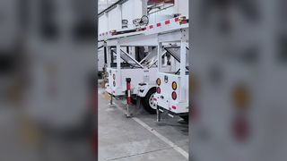 Tour de lumière solaire abordable, température de fonctionnement -20 ℃ ~ 50 ℃, éclairage LED intégré pour lieux d'événements, lumière extérieure